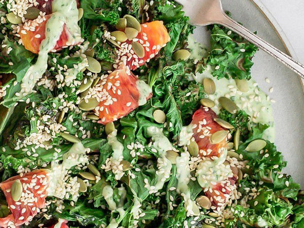 Ensalada de col rizada carbonizada con aderezo de tahini