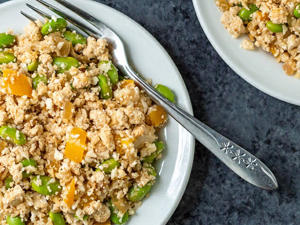 Arroz de coliflor frito con edamame picante