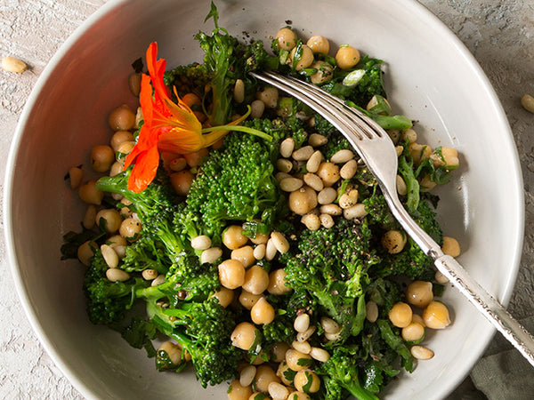 Garbanzos pegajosos con salsa teriyaki y sésamo con brócoli