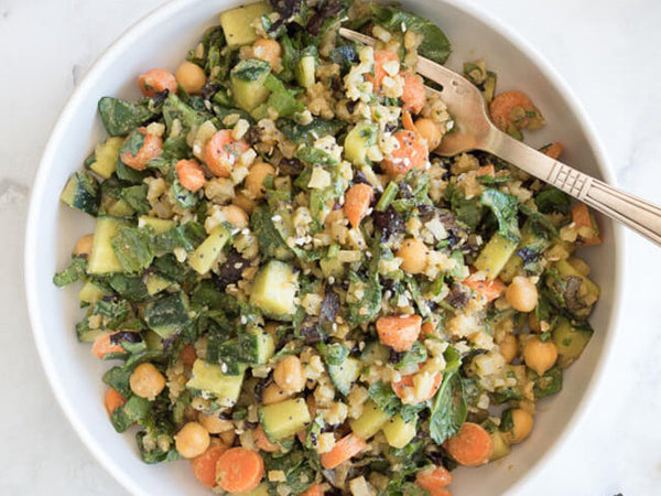 Ensalada picada de garbanzos y tahini con sésamo