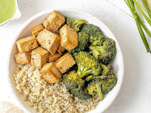 Bol de quinoa con tofu y salsa tahini de limón y hierbas