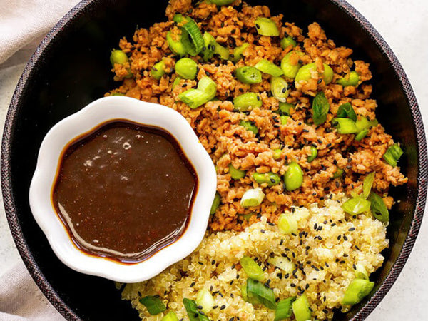 Bol de TVP y quinoa con aderezo de miso